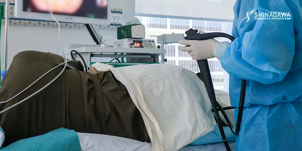 Medical professional performs a colonoscopy procedure at Shinagawa Diagnostic & Preventive Care using advanced equipment.